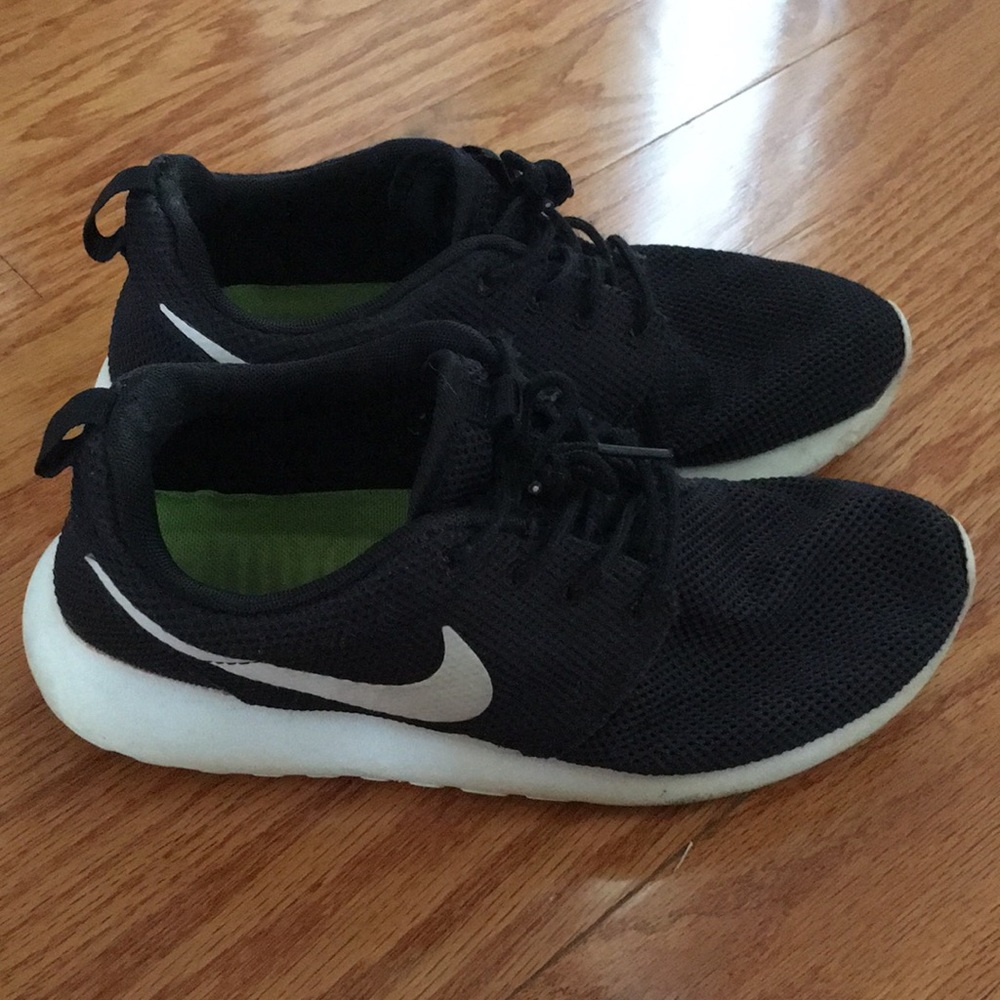 Black nike roshes